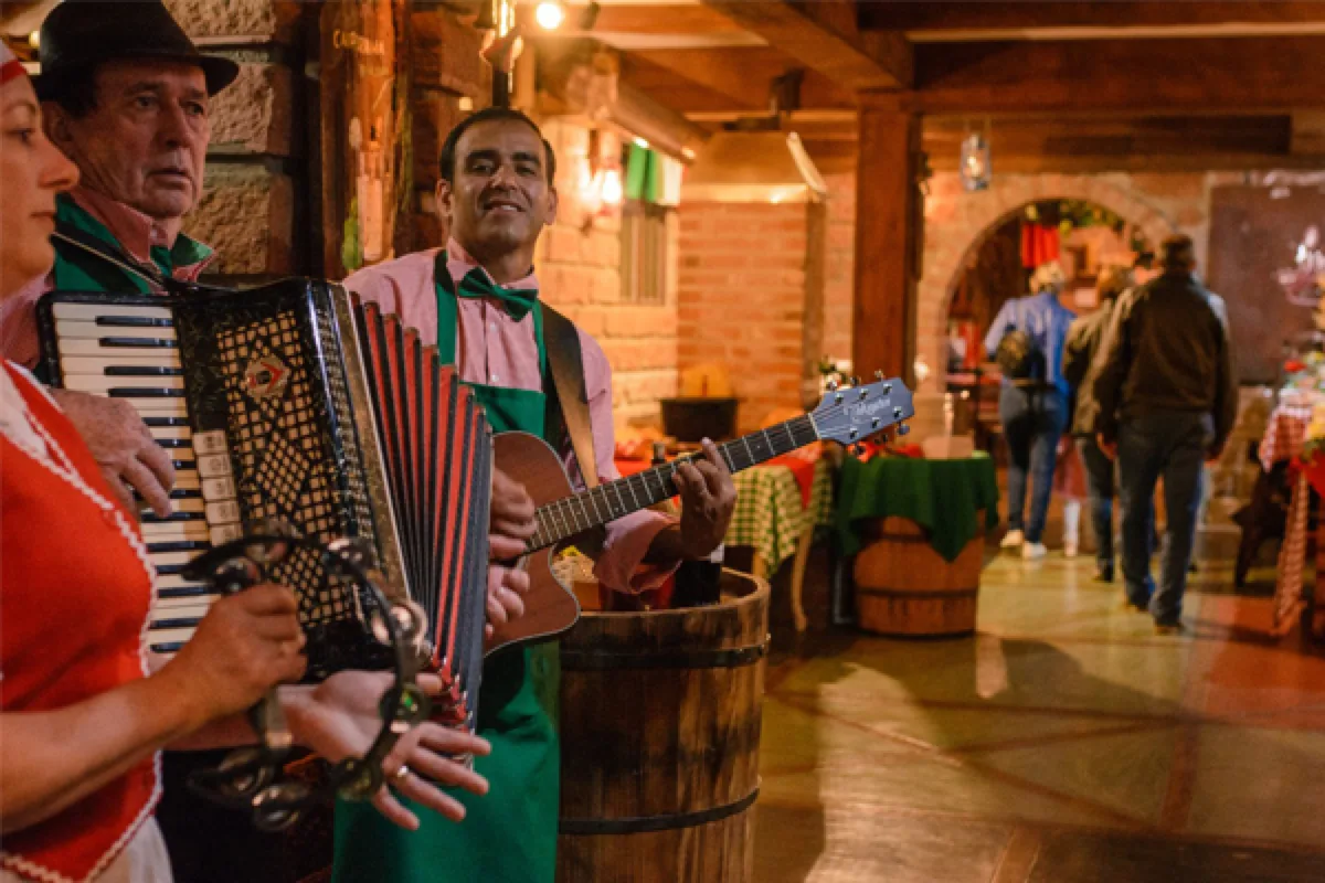músicos dando boas vindas ao jantar Noite Italiana